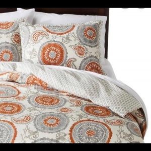 GUC- Queen duvet (Threshold) with two pillow shams.￼